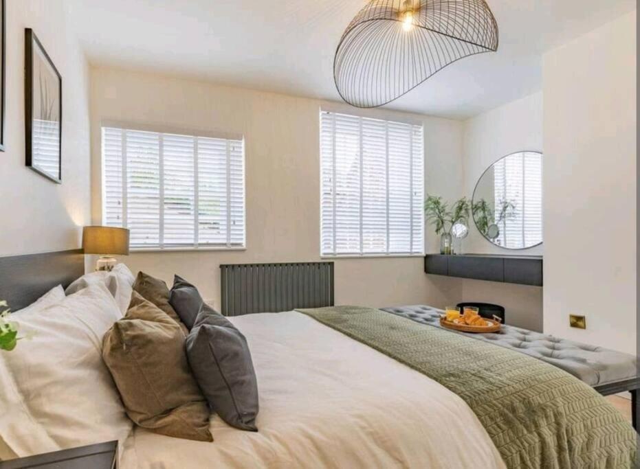 St Marg'S Hideaway; Grade II Listed Luxury Apartment In The Heart Of Cheltenham - Gateway To The Cotswolds! Sleeps 4 - Outdoor Seating And Free Private Parking! Zewnętrze zdjęcie