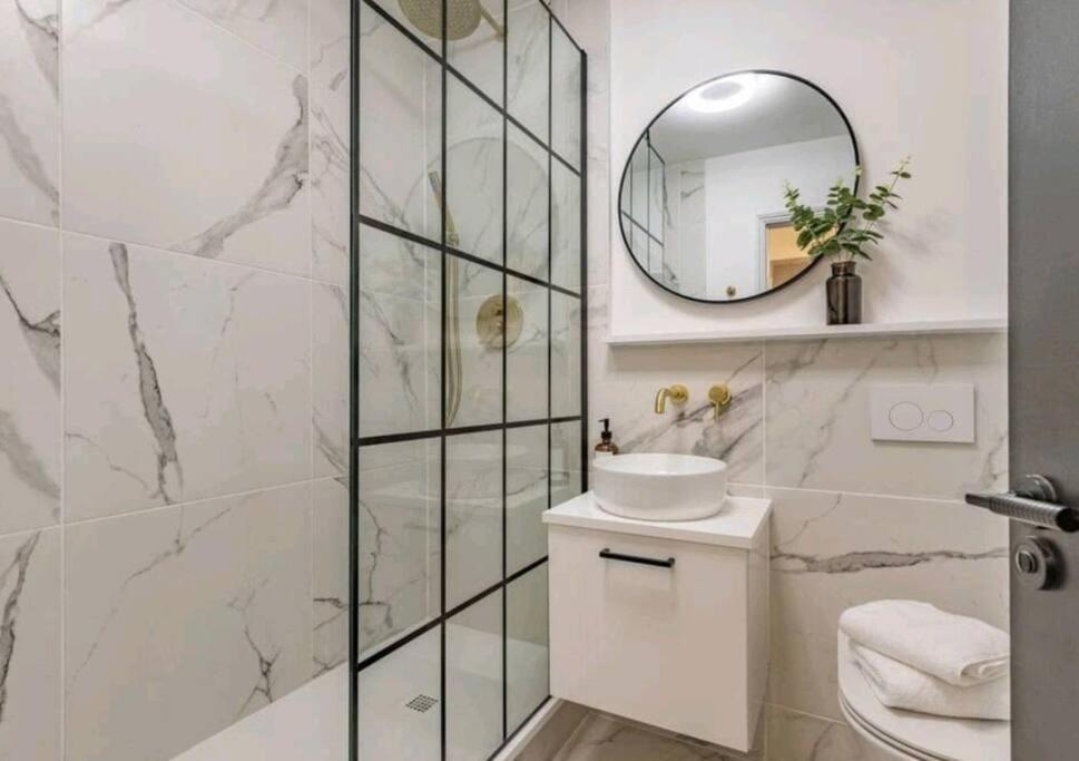 St Marg'S Hideaway; Grade II Listed Luxury Apartment In The Heart Of Cheltenham - Gateway To The Cotswolds! Sleeps 4 - Outdoor Seating And Free Private Parking! Zewnętrze zdjęcie